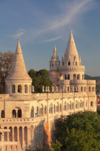 Fischerbastei bei Sonnenaufgang am Burgberg von Buda, Budapest, Ungarn Fischerbastei bei Sonnenaufgang am Burgberg von Buda, Budapest, Ungarn
